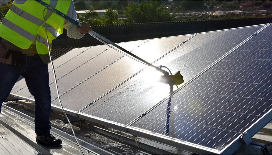técnico realizando limpeza de painéis fotovoltaicos